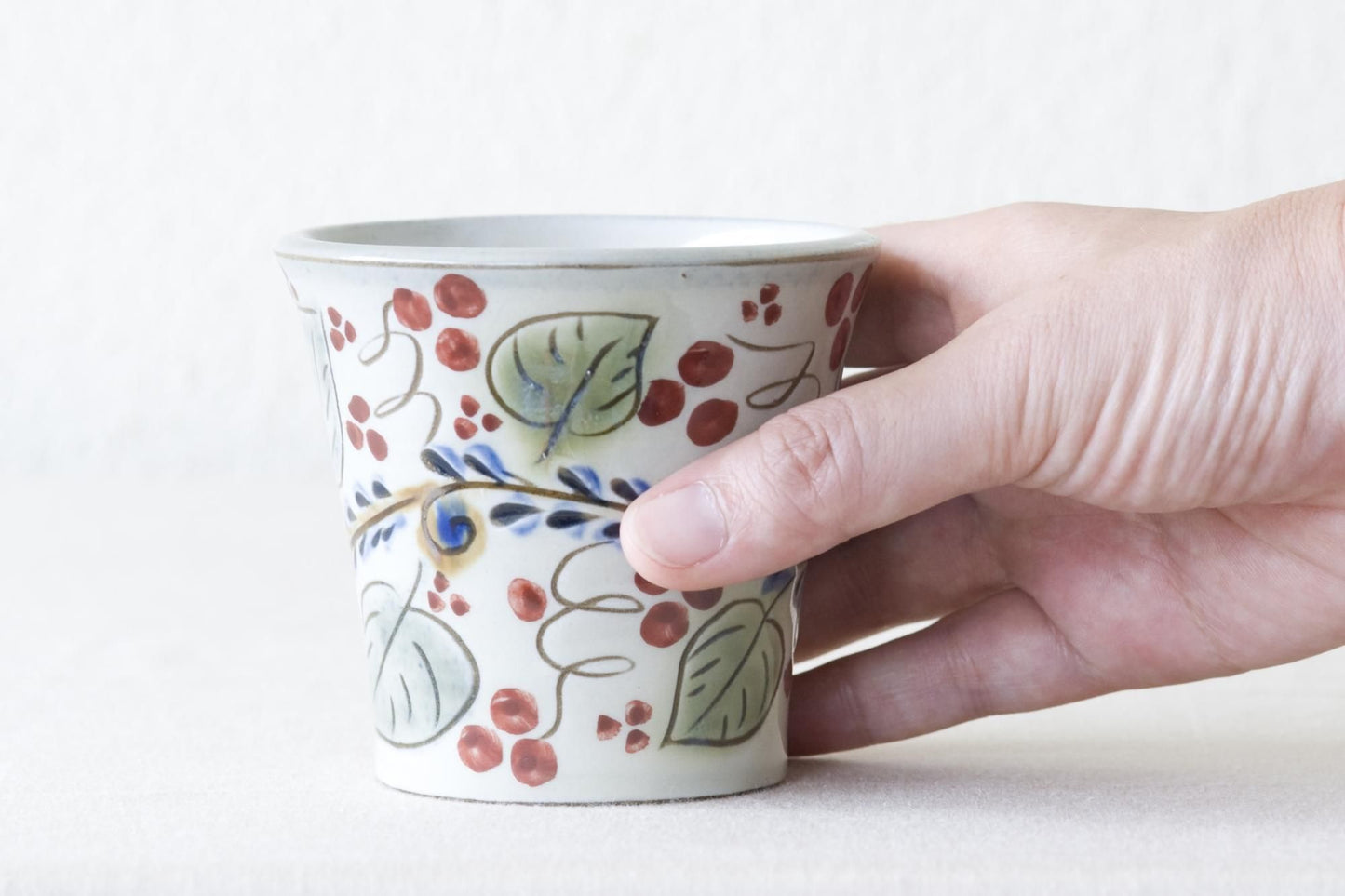 フリーカップ(小) 赤絵唐草線彫