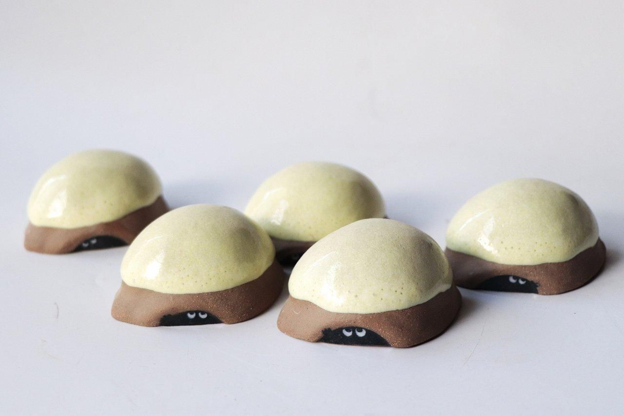 ♡SIROCARA陶器置物レモンケーキ作家置物作家陶器食品サンプル作家ぬいぐるみ レモンケーキの妖怪2025 | 不思議なスイーツ - 育陶園 やちむんの窯元