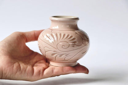 ミニ壺 一色唐草線彫