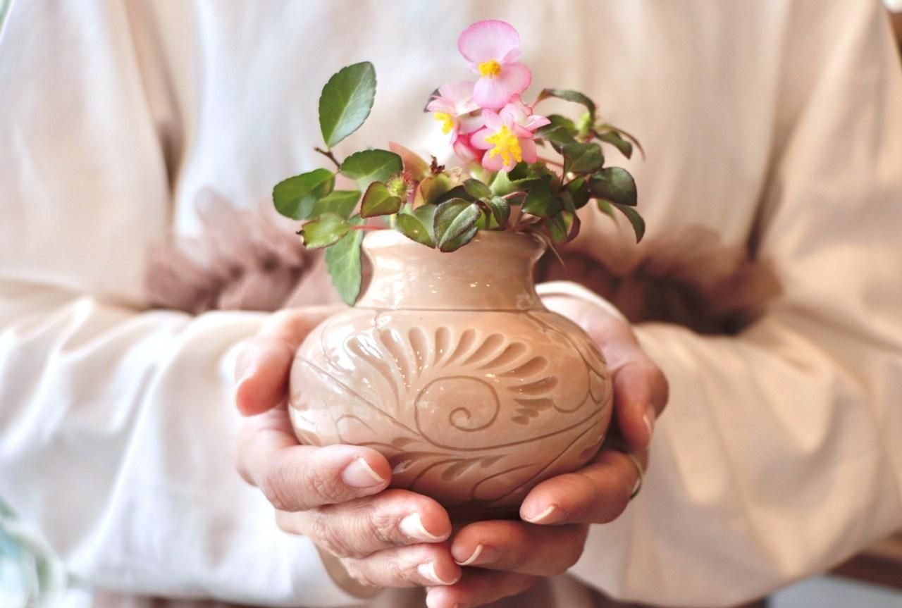 ミニ壺 一色唐草線彫