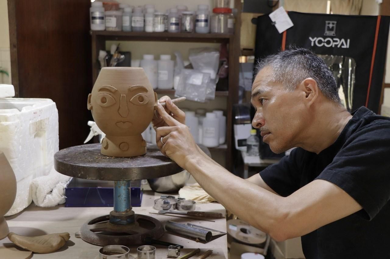 THE FACE VASE 2025 | ユニークな花器 - 育陶園 やちむんの窯元｜沖縄