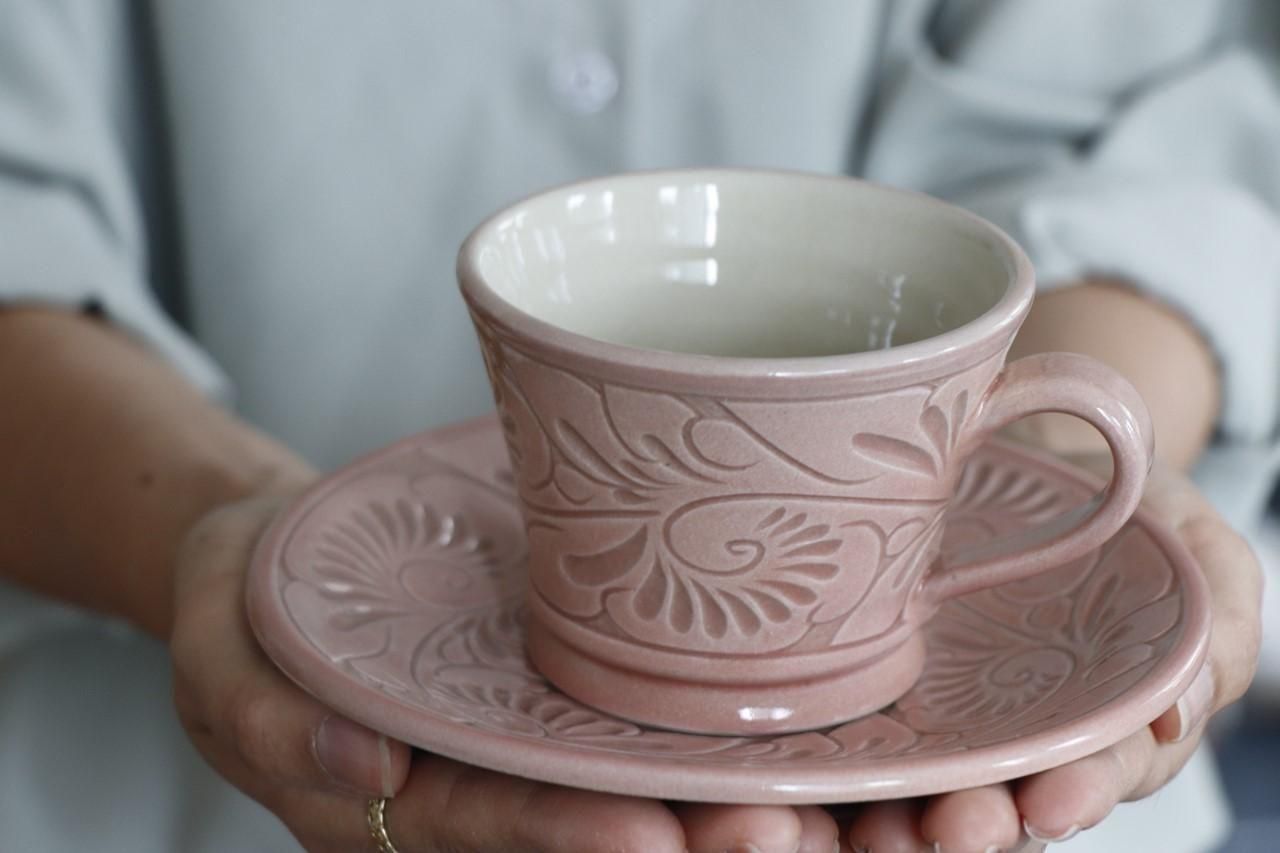 コーヒーカップ一色唐草線彫