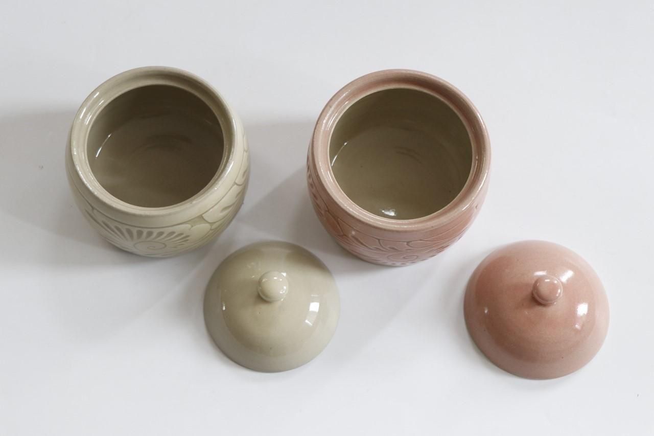 蓋付物入 一色唐草線彫