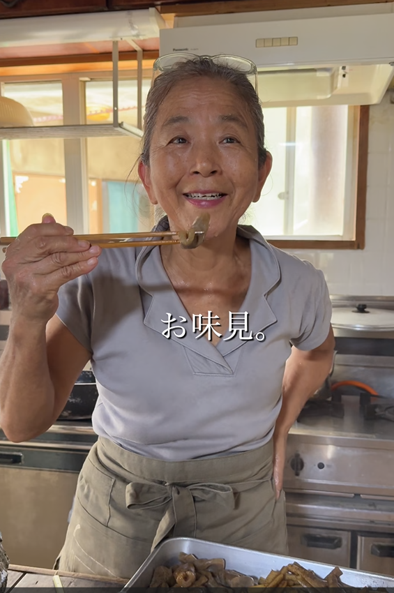 育陶園女将・啓子さんの台所。沖縄・お盆ウークイの日