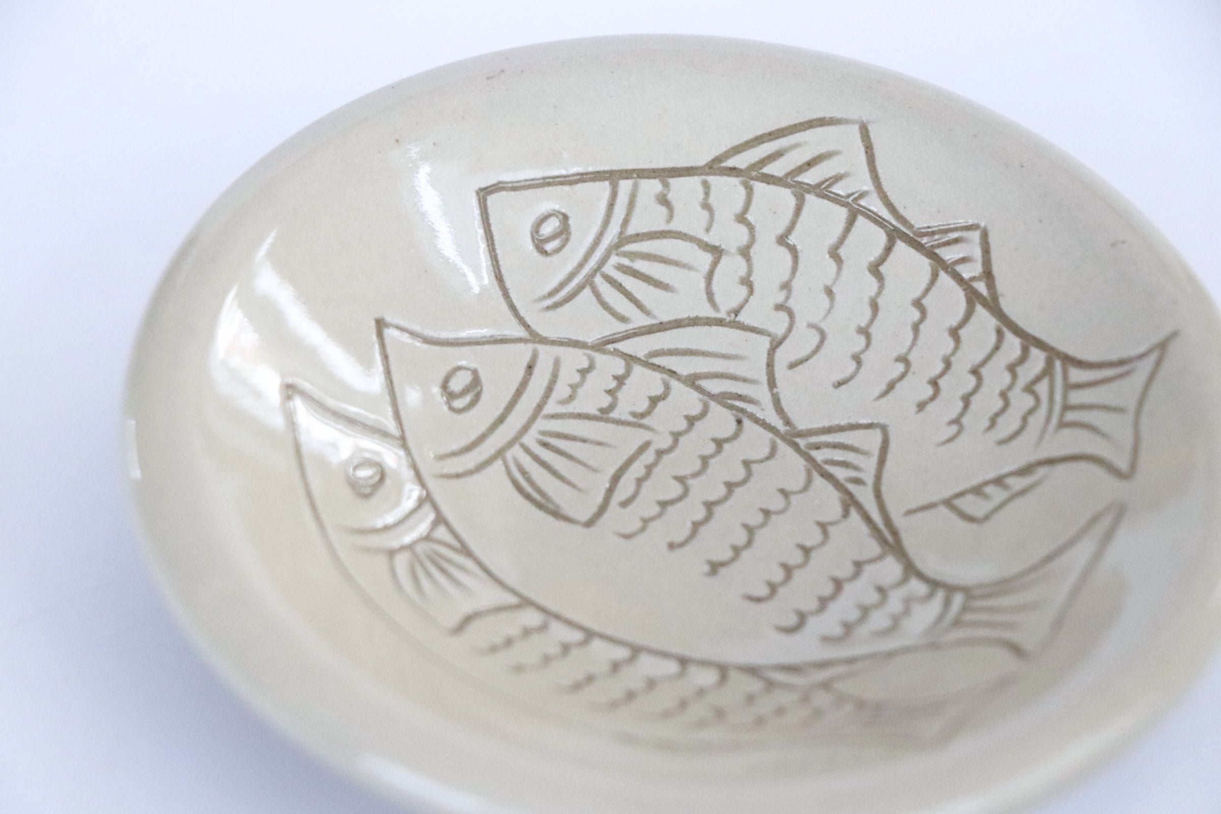 3.5寸皿 魚文線彫t – 壺屋焼窯元 育陶園