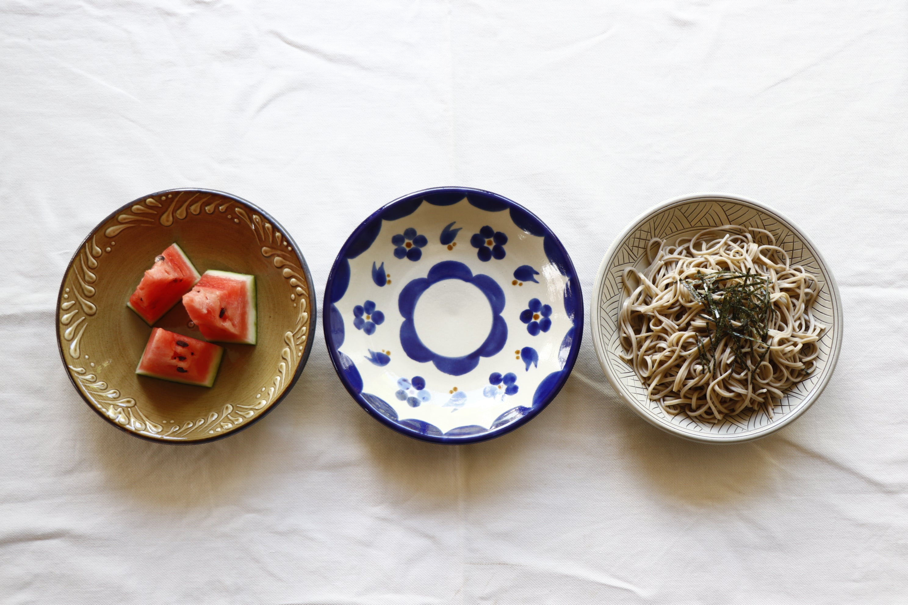 7寸皿 魚文線彫t – 壺屋焼窯元 育陶園