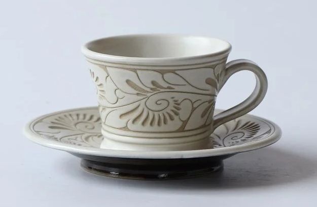 コーヒーカップ 一色唐草線彫