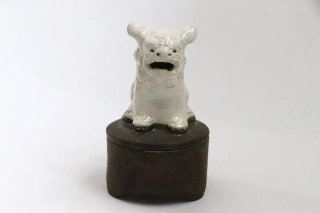 丸型箱香炉獅子